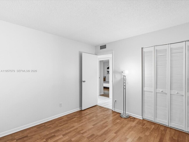 Building Photo - 5020 SW 40th Ave