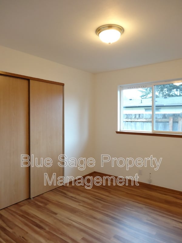 Building Photo - 906 E Bryson Ave