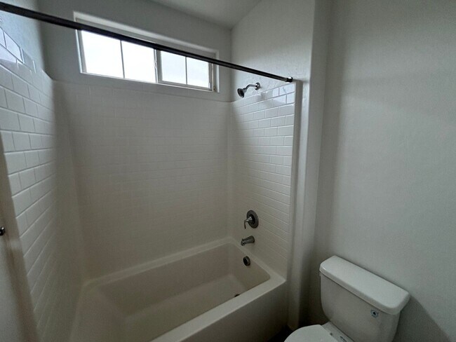 Building Photo - Beautiful Gated 3-Bed, 2.5-Bath Townhome i...