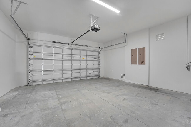 Building Photo - 9341 Crestview Cir