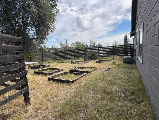 Building Photo - Country Living in Ranchland Acres!