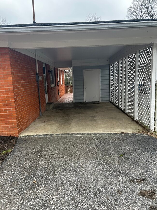 Building Photo - 1404 Logan St