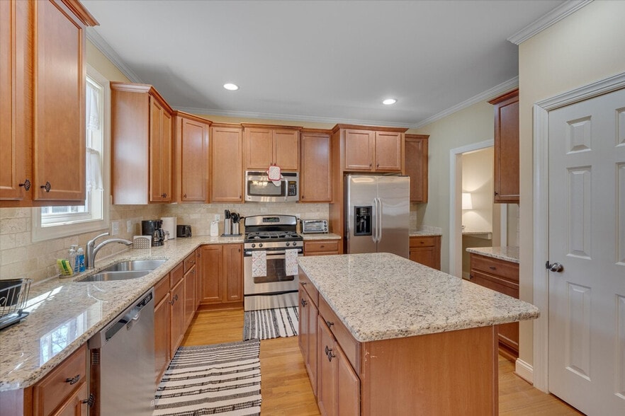 Building Photo - 320 Lawrence Rd