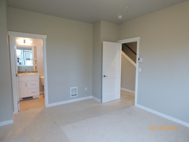 Building Photo - 2bd/2.75ba Lynnwood Townhome