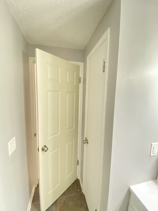 Building Photo - "Charming 2-Bed Townhome (multiplex buildi...