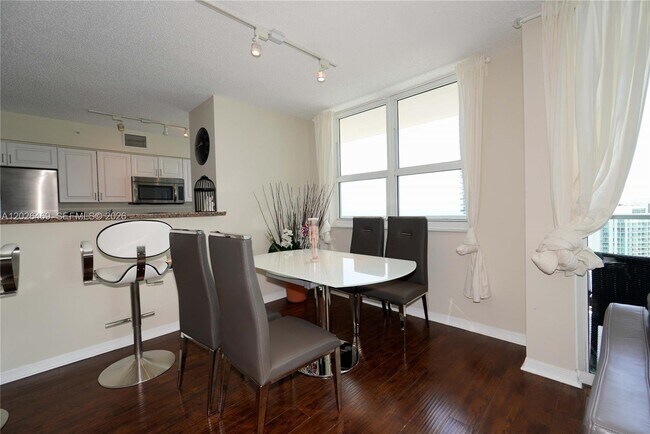 Building Photo - 1155 Brickell Bay Dr