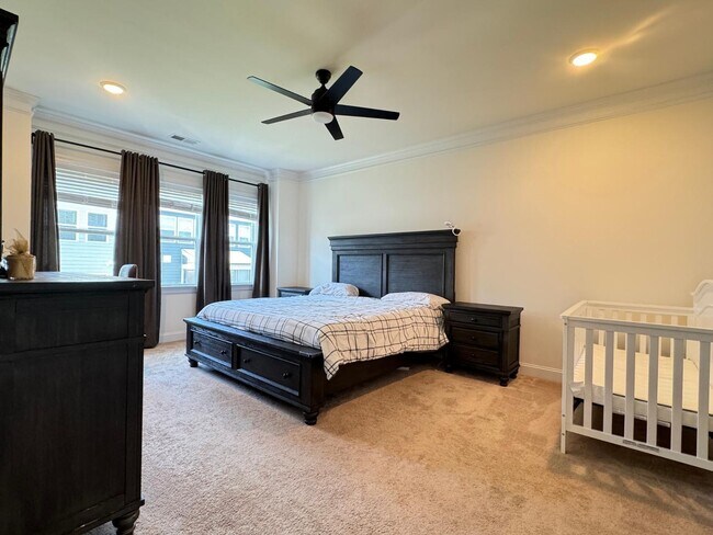 Building Photo - Spacious Luxury 3 Bedroom Townhome for Rent - Great Amenities