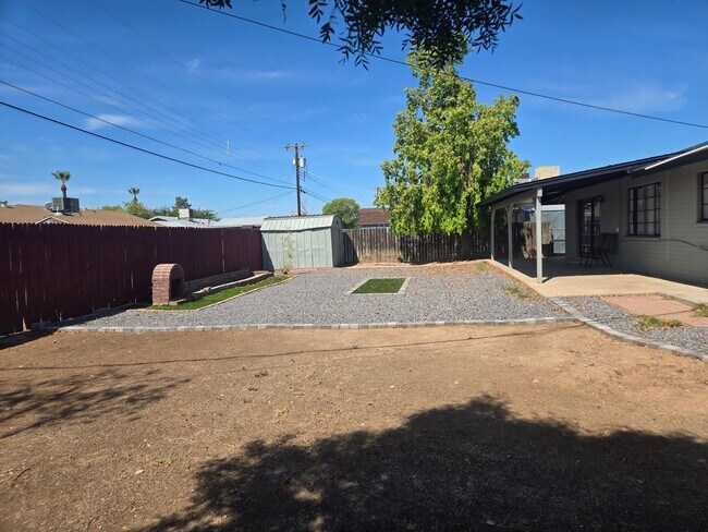 Building Photo - Cozy 3 bed, 2 bath home in Phoenix, No HOA!