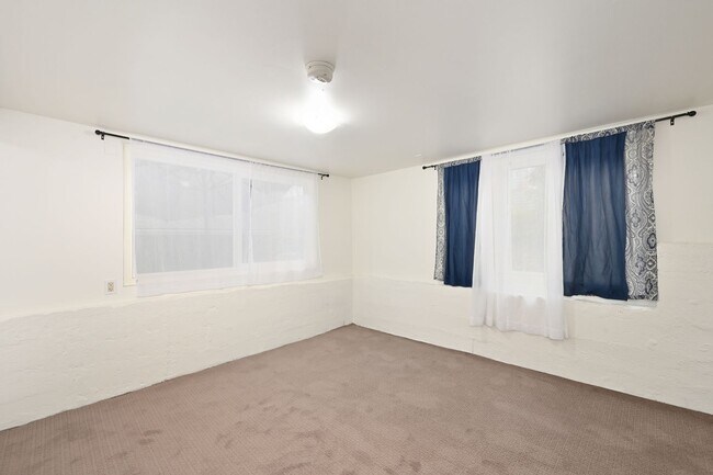 Building Photo - 5516 20th Ave NE