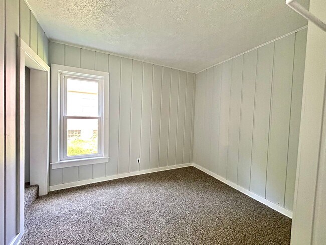 Building Photo - Spacious 4-Bedroom Home Near College Hill & Highland Park