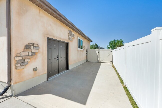 Building Photo - 4333 Park Hollow Ln