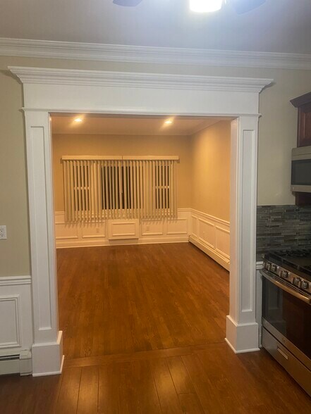 Building Photo - 333 Semel Ave