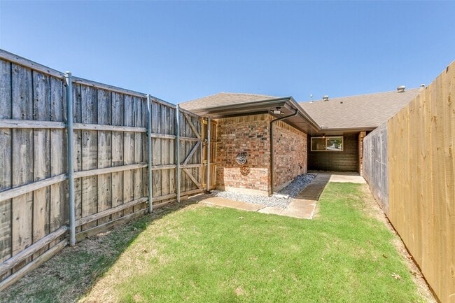 Building Photo - 2822 Clear Springs Dr