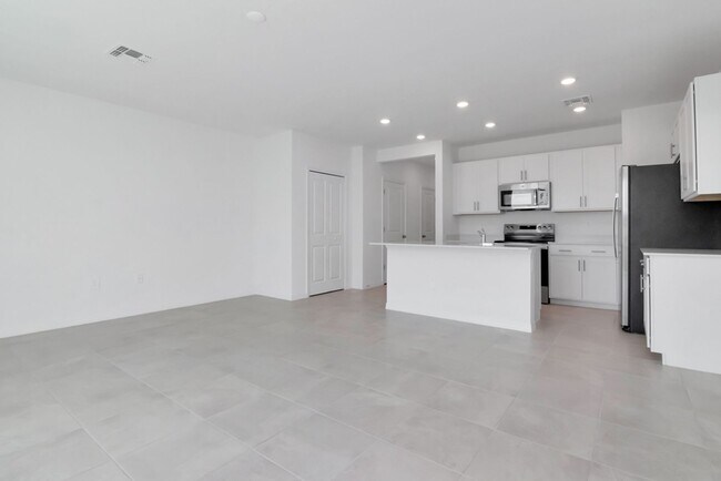 Building Photo - Brand-New 3BR/2.5BA Townhome in Lakewood Ranch — Internet, Trash, & Lawn Care Included