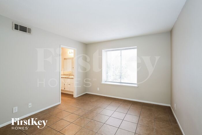 Building Photo - 2368 Valley Dr