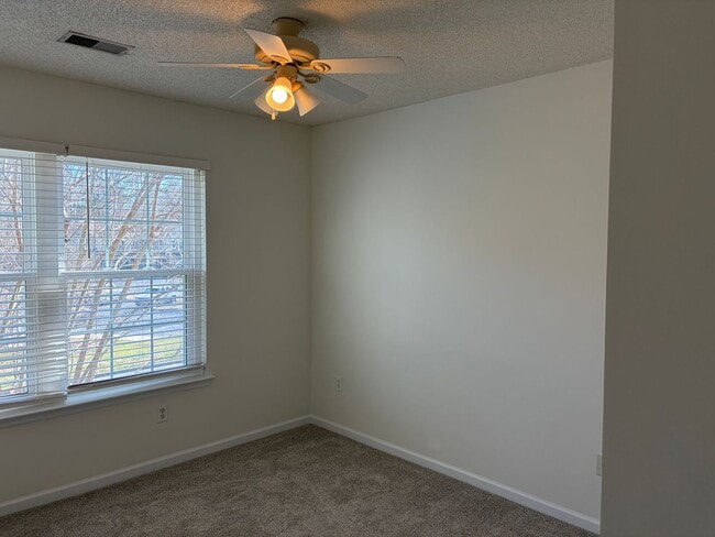 Building Photo - Charming Townhouse