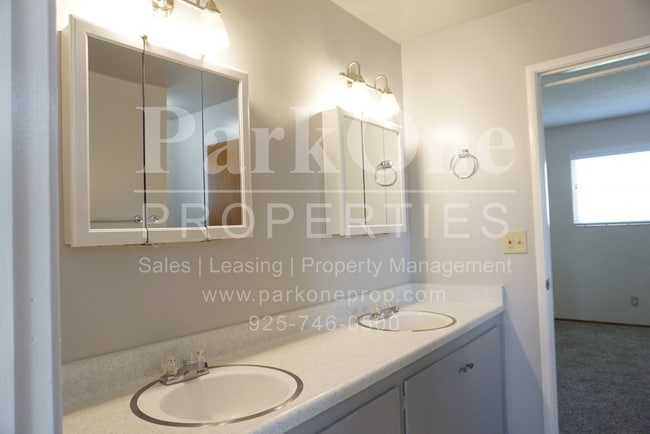 Building Photo - Beautiful 4-Bedroom Single Family Home with Spacious Yard | Great Location