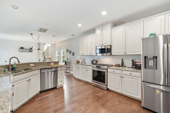 Building Photo - Available Early September! Gorgeous 5 Bed, 3.5 Ba Located In Kitts Creek - Pet Friendly!