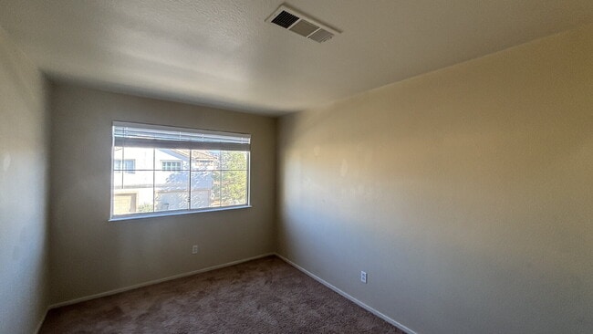 Building Photo - Move in Ready 3 bedroom 2.5 Bath Townhome