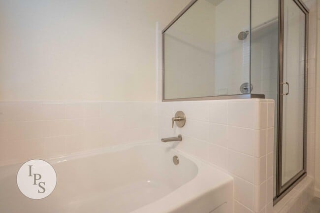 Building Photo - 1457 Las Rosas Ave