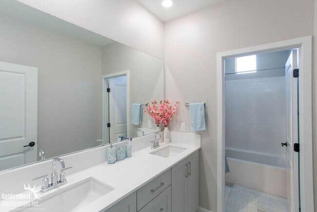 Building Photo - Stunning 5Bdm 3.5Ba Home in Escondido with...