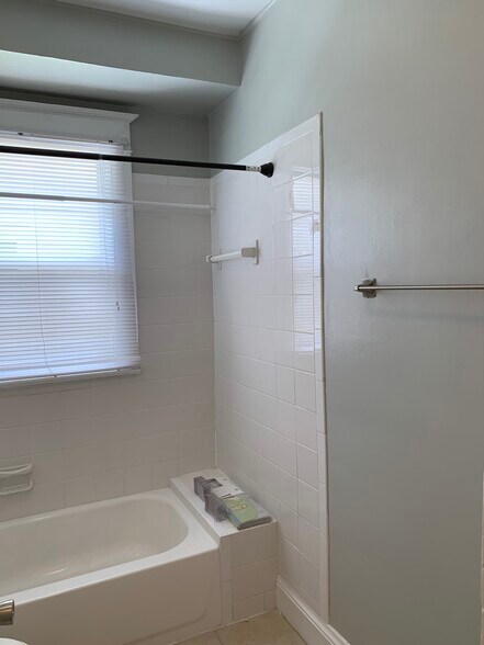 bath - 2243 Gilmore St