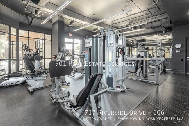 Building Photo - 717 Riverside Dr