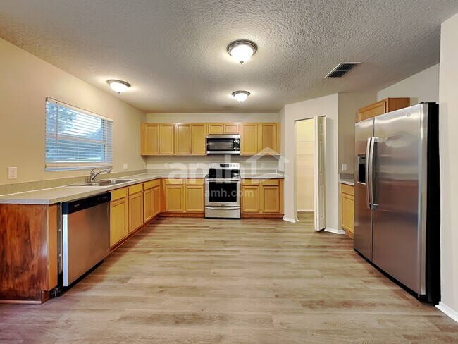 Building Photo - 7271 Wakeview Dr