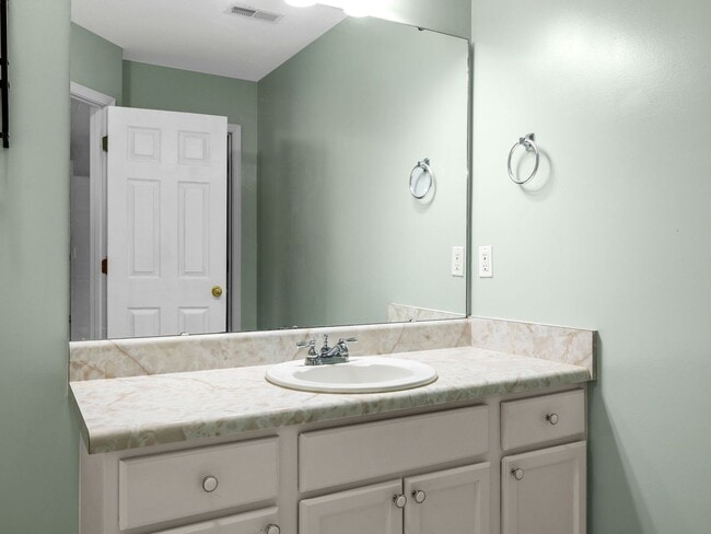Building Photo - Charming Single-Level 3 BR, 2 BA Home with...