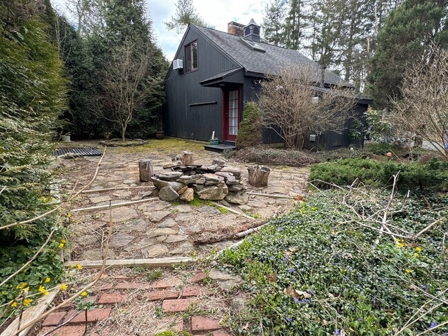 Building Photo - 592 Horse Pond Rd