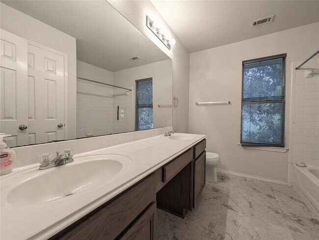 Building Photo - 303 N Carriage Hills Dr