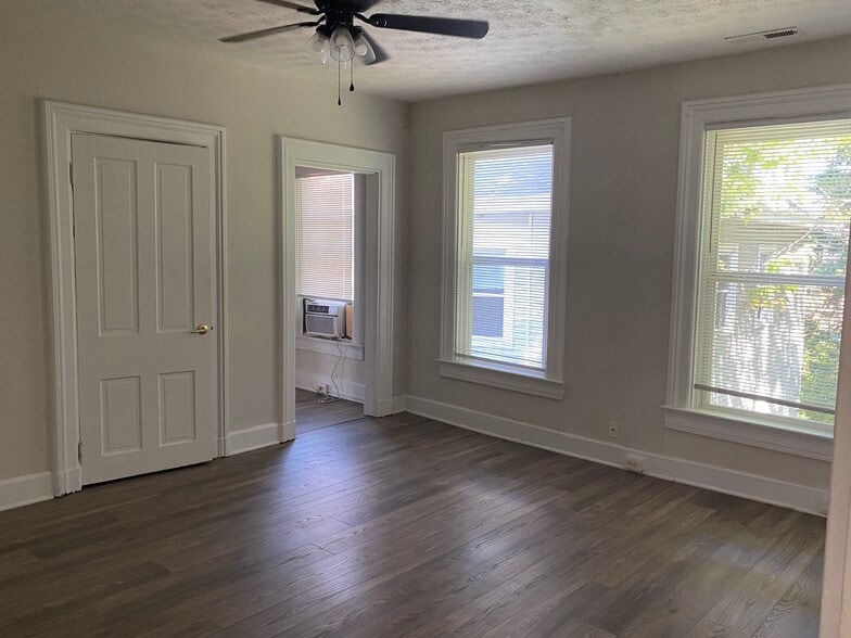 Living room - 5220 Carthage Ave