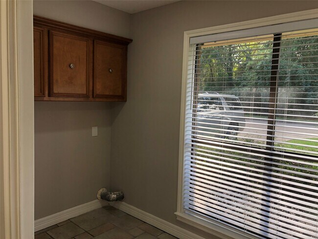 Building Photo - 3414 Wooddale Ln