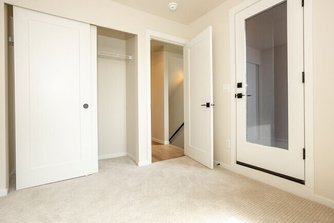 Building Photo - New Modern Ballard Townhouse | 3BR/2BA | Private Patio & Backyard