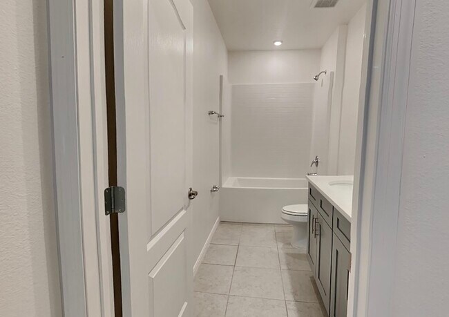 Building Photo - 1330 Chris Ave