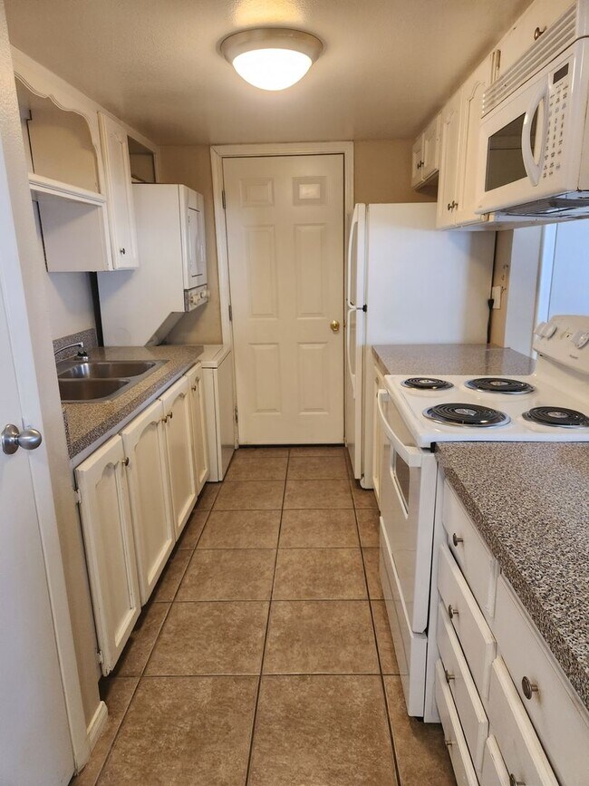 Building Photo - 2 BED, 1 BATH TOWNHOUSE CLOSE TO UNLV!!!!