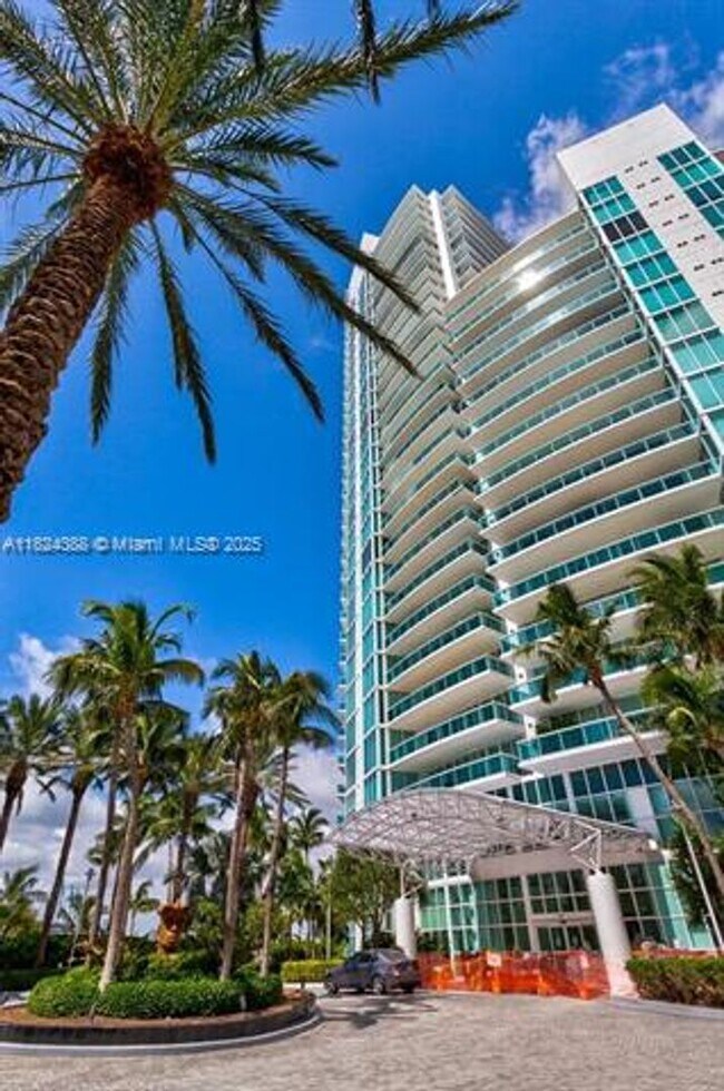 Building Photo - 1000 South Pointe Dr