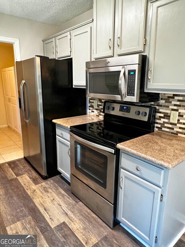 Building Photo - 419 Sunnyside Dr