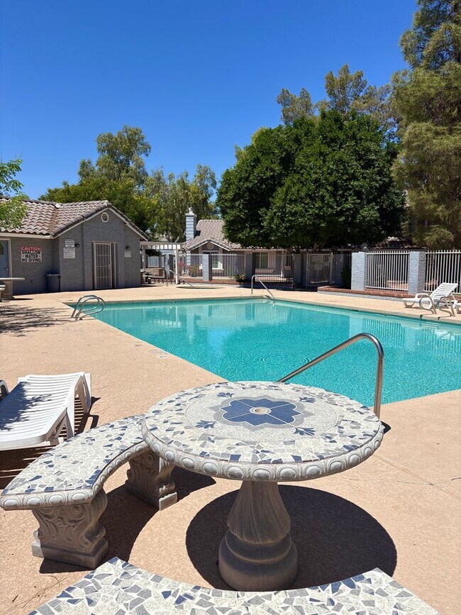 Building Photo - **WONDERFUL & SPACIOUS 3 BEDROOM/2.5 BATHROOM TOWNHOUSE IN CHANDLER (RAY & MCQUEEN)**