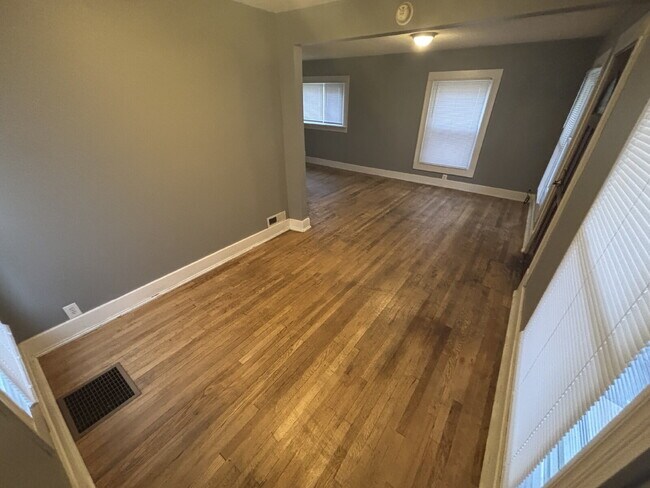 Building Photo - "Charming 2-Bed Duplex Gem in Grand Rapids – Perfect Location on Quarry Ave!"