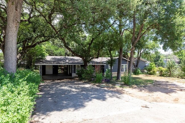 Building Photo - 3005 Menchaca Rd