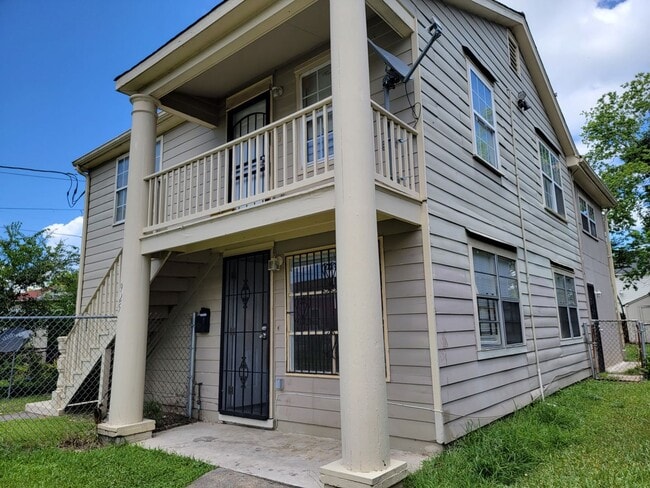 Building Photo - 925-927 Flood St