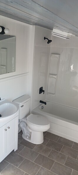 (2 Bedroom Apt) Full Bathroom - 86 N Blettner Ave