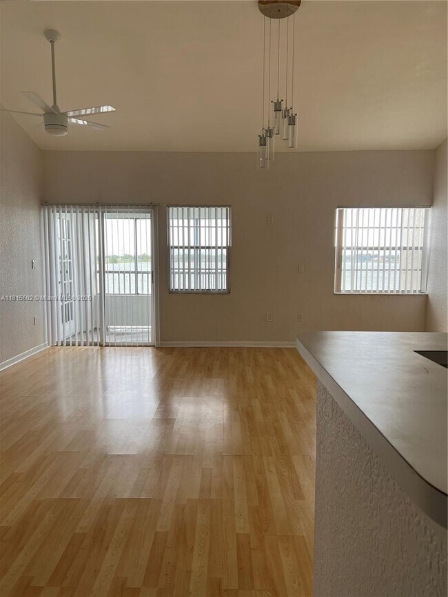 Building Photo - 2811 N Oakland Forest Dr