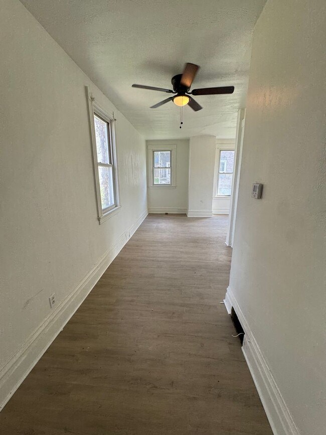 Building Photo - 540 W 7th Ave