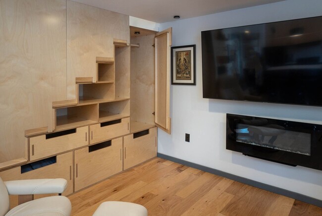 Building Photo - Hiatus Hideaway #3 - Close to Old Mill - Short Term - Fully Furnished available 12/1 through 5/31...