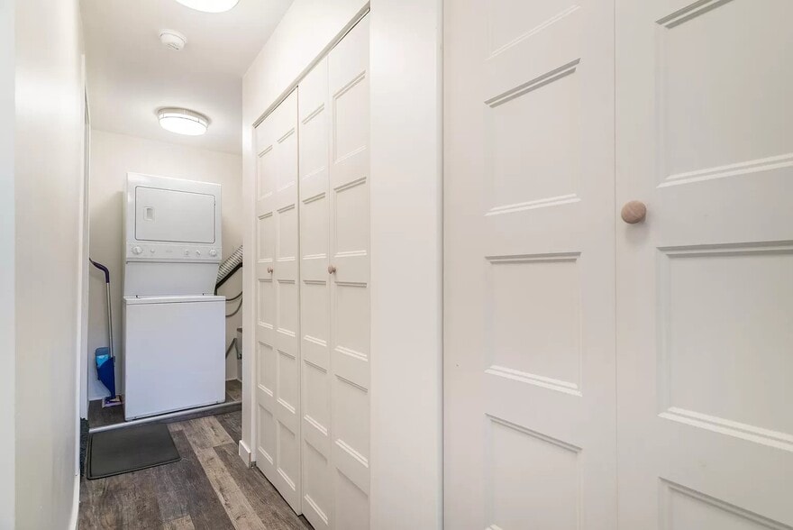 Building Photo - 1120 SW Broadway Dr