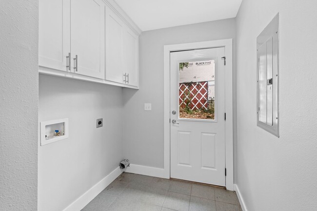 Building Photo - Bright & Cozy 3-Bedroom, 2-Bathroom Home with Fenced Yard!