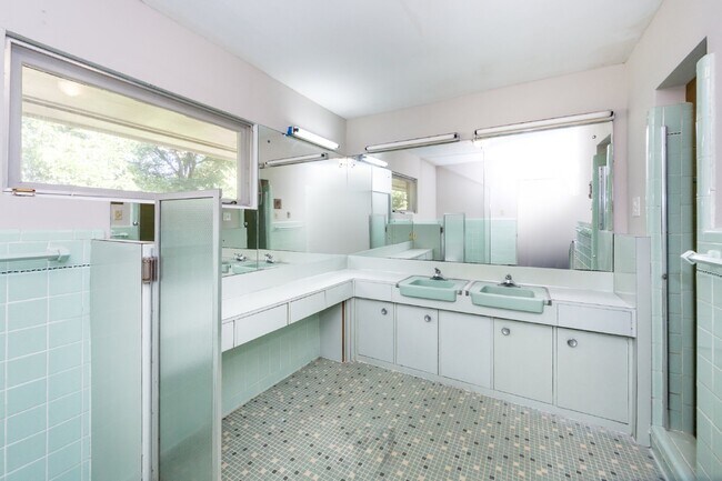 Building Photo - "Charming 3-Bedroom Oasis with 2 Full Baths – Spacious 2,295 Sq Ft Home in Charlotte's Heart!"