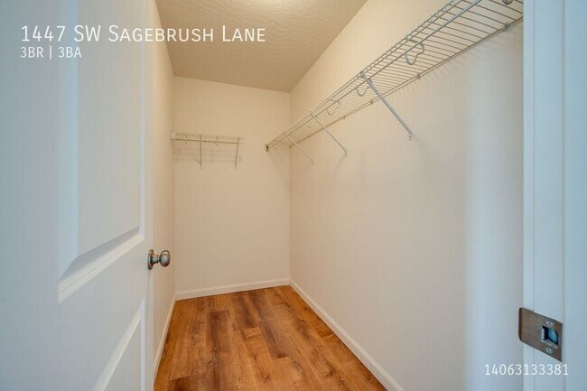 Building Photo - 1447 SW Sagebrush Ln